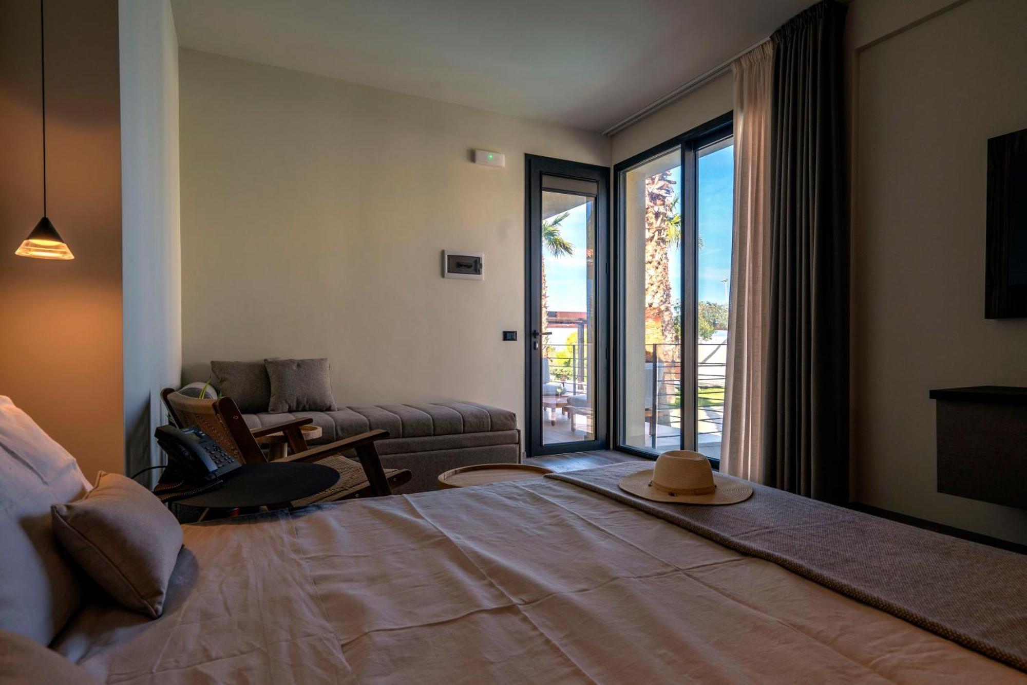 Zimmer mit Kingsize-Bett und Poolblick
